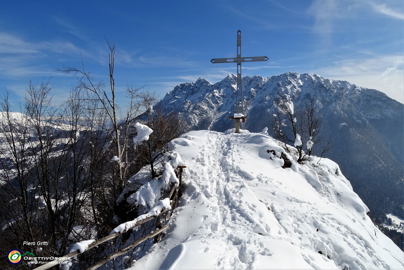 47 Alla croce di vetta del Monte Castello (1425 m) con Alben da sfondo.JPG